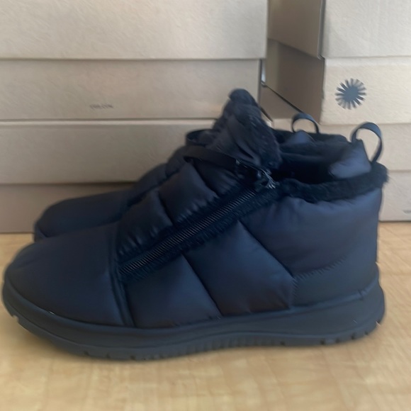 Ugg w Lakesider Zip Puff Boot - Picture 1 of 7